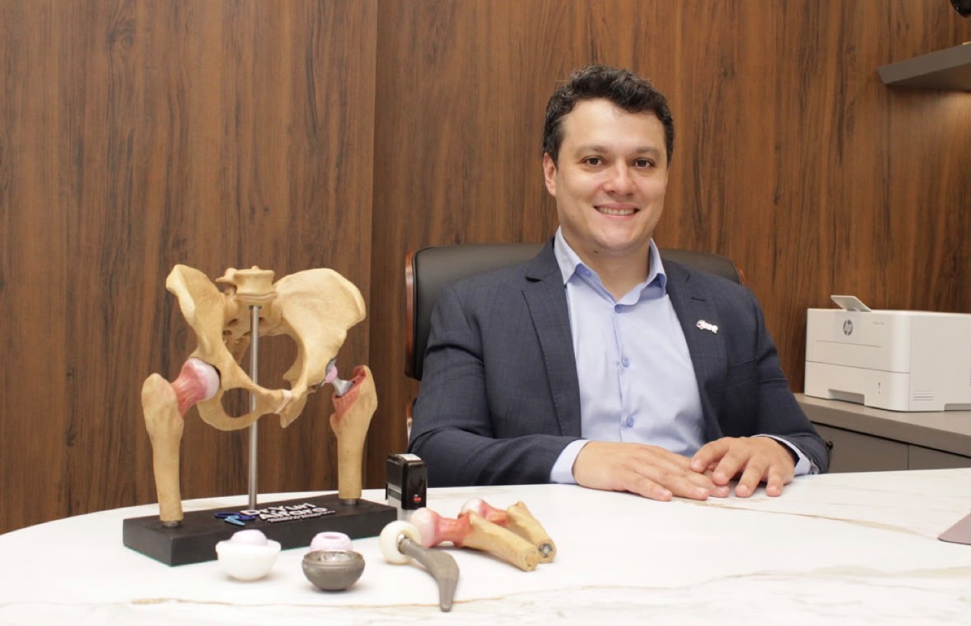 Dr. Yuri Alfaro, ortopedista e cirurgião de quadril, em seu consultório na VittaOrto